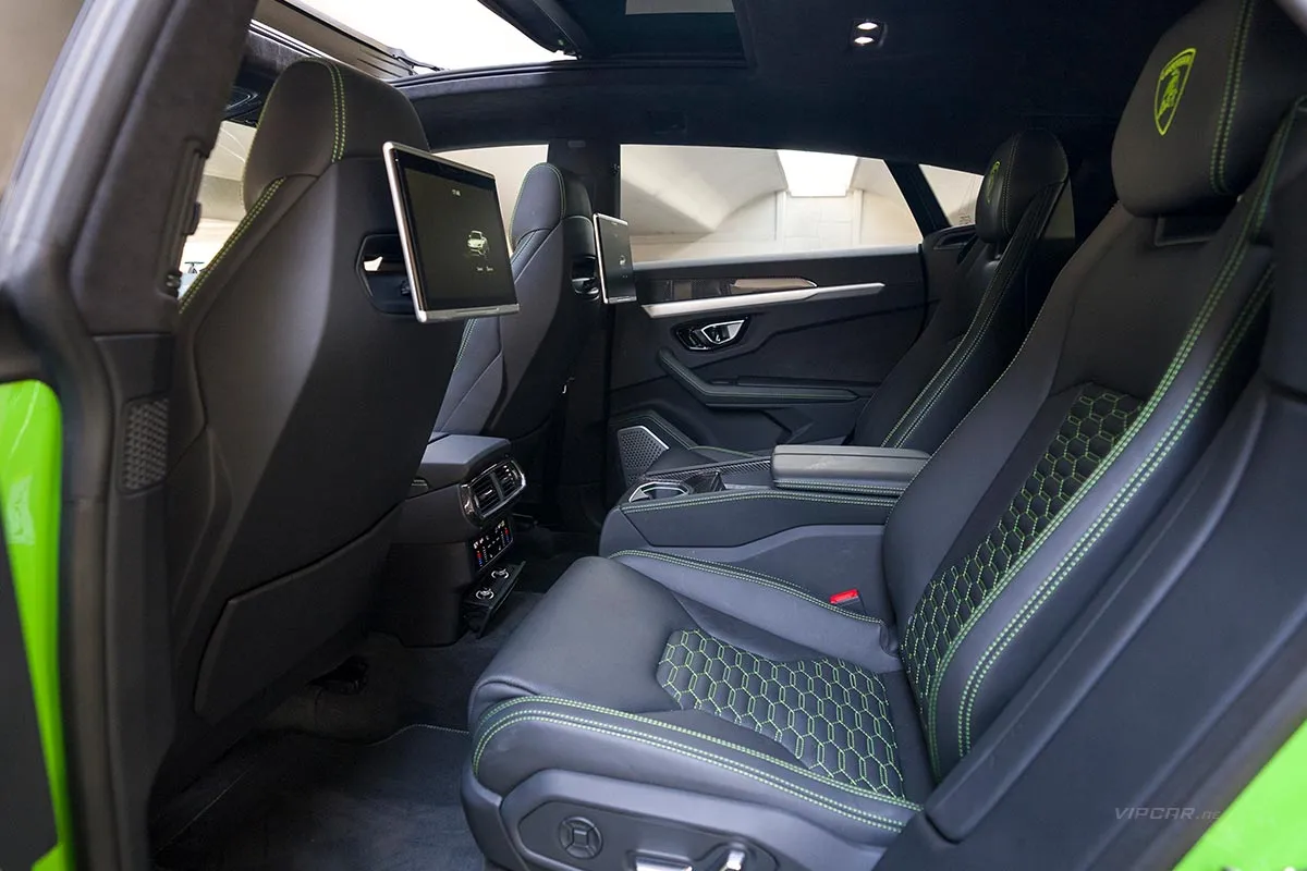 Lamborghini-Urus-Green-Interior