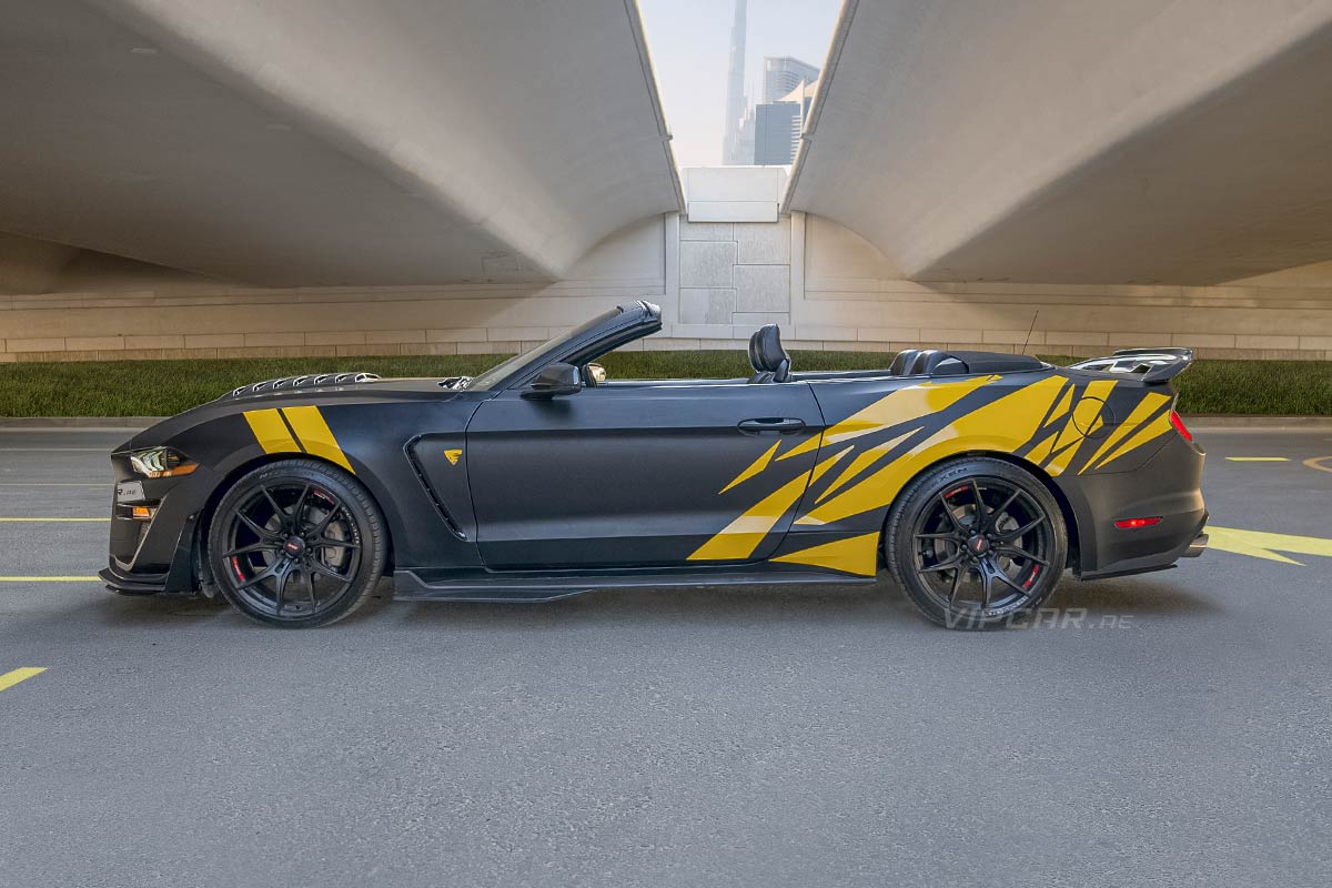 Ford-Mustang-Black-Yellow-Side