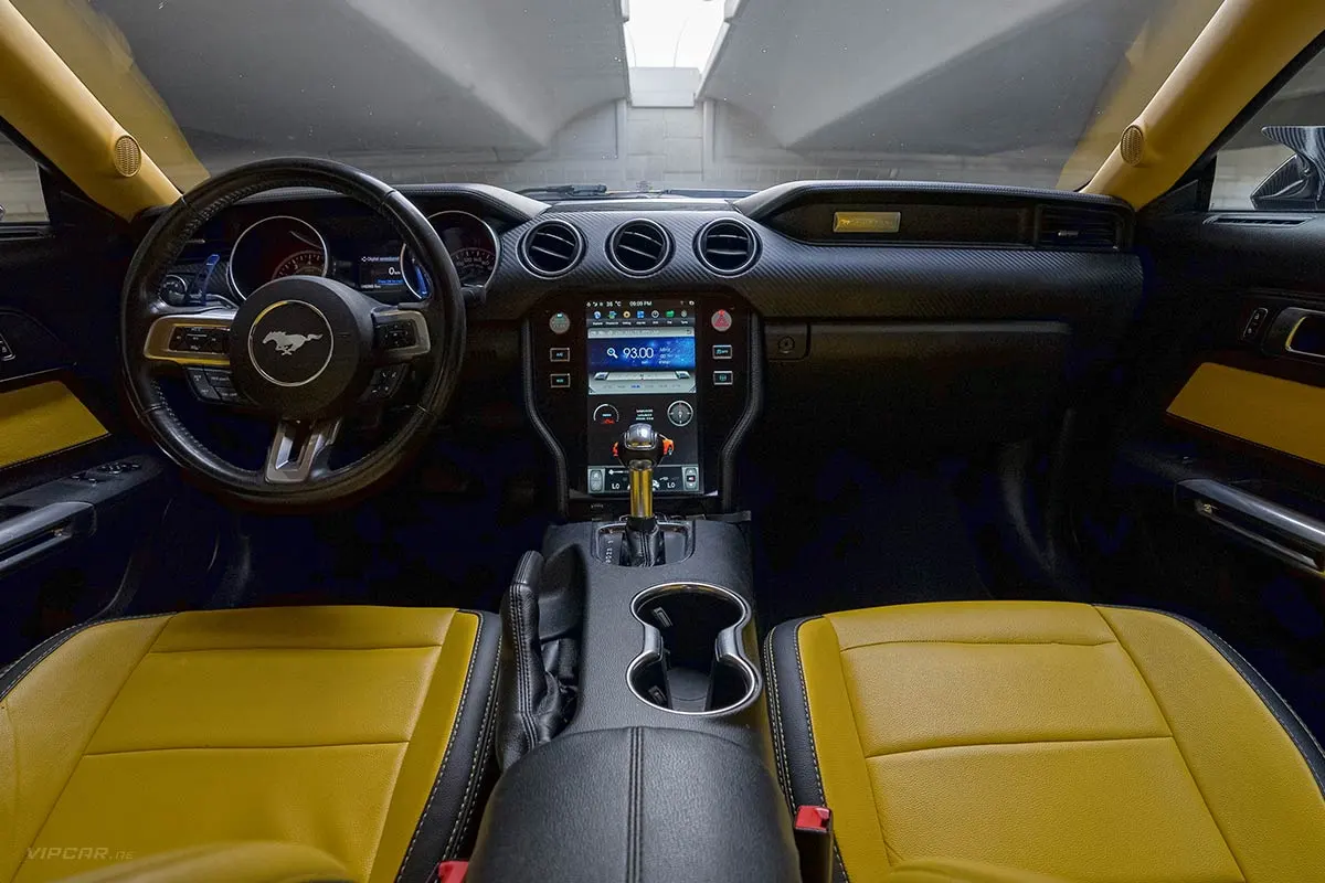 Ford-Mustang-Blue-Yellow-Interior